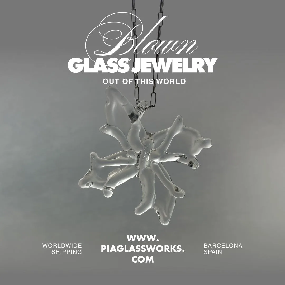 Pia Glasswork — pieza gráfica con colgante de vidrio soplado