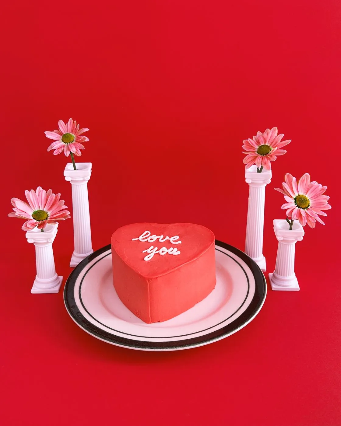 Pastry Gas — tarta corazón sobre fondo rojo, campaña de San Valentín
