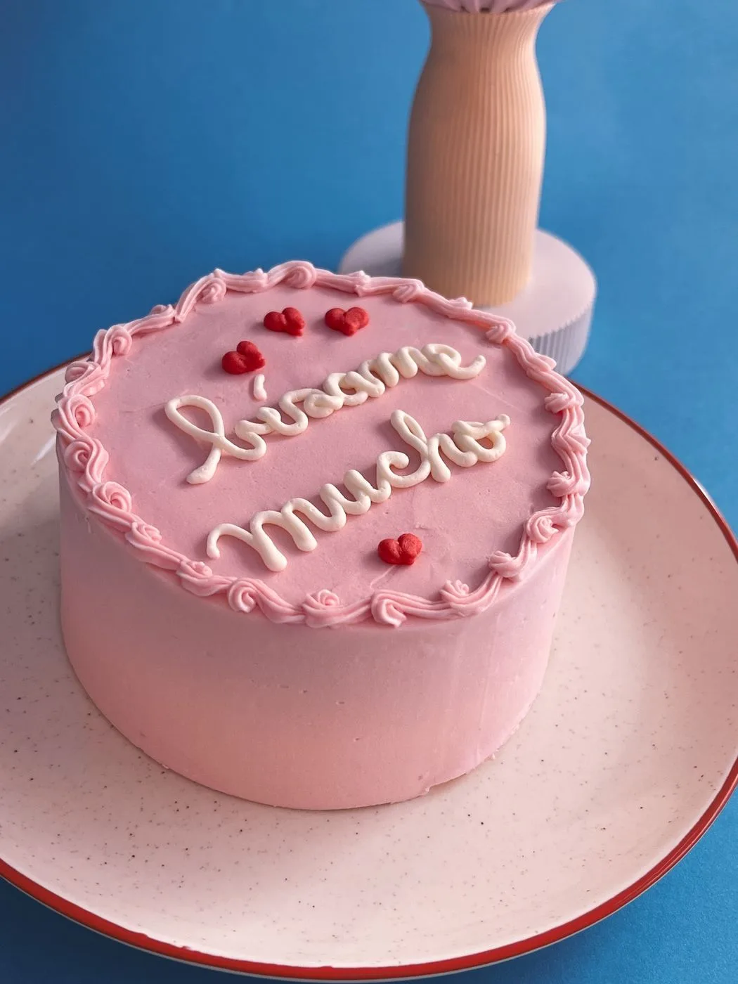 Pastry Gas — tarta rosa con inscripción escrita a mano