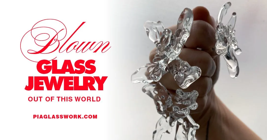 Pia Glasswork — pieza gráfica de campaña con las joyas en la mano
